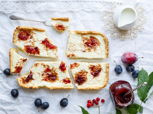 Обои картинки фото еда, пироги, сливы, джем