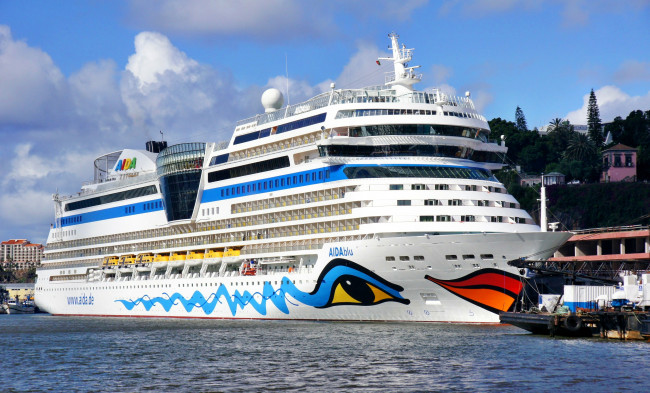 Обои картинки фото aidablu, корабли, лайнеры, причал, порт, лайнер, круизный