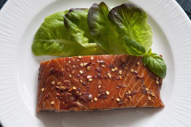 Обои картинки фото еда, рыба, морепродукты, суши, роллы, базилик, лосось