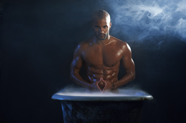 Обои картинки фото ricky, whittle, мужчины, ванна, торс, дым, пар, актёр
