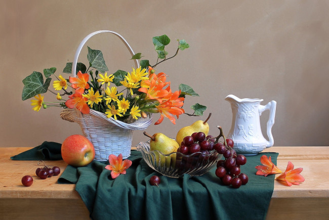 Обои картинки фото еда, натюрморт, яблоко, груши, корзинка, кливия, виноград