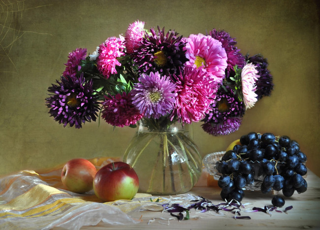 Обои картинки фото еда, натюрморт, виноград, астры, яблоки