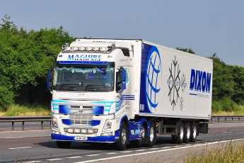 Картинка автомобили volvo+trucks+ выставка улица тягач седельный грузовик тяжелый