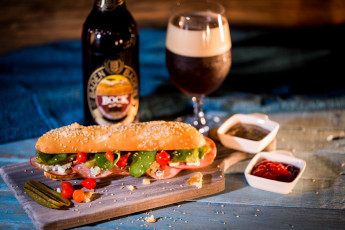 обоя еда, бутерброды,  гамбургеры,  канапе, бокал, пиво, бутерброд