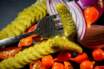 обоя еда, овощи, помидор, засол, лук, огурец, вилка