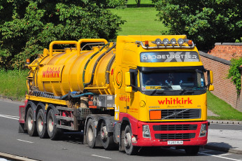 Картинка автомобили volvo+trucks+ выставка улица тяжелый тягач седельный грузовик