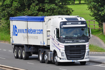 Картинка автомобили volvo+trucks+ выставка улица тягач грузовик тяжелый седельный