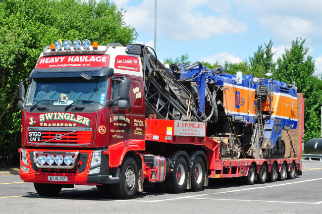 Обои картинки фото автомобили, volvo trucks , выставка, улица, седельный, грузовик, тяжелый, тягач