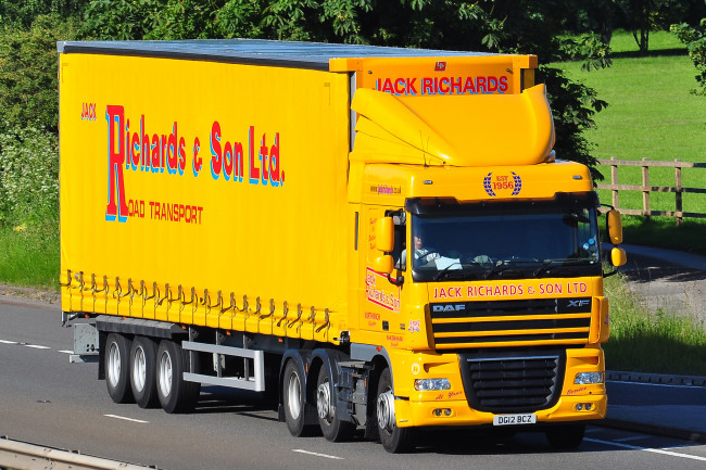 Обои картинки фото автомобили, daf , выставка, улица, грузовик, тяжелый, седельный, тягач