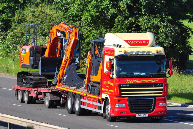 Обои картинки фото автомобили, daf , выставка, улица, седельный, грузовик, тягач, тяжелый