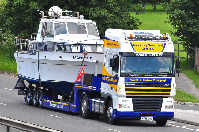 Обои картинки фото автомобили, daf , выставка, улица, седельный, грузовик, тяжелый, тягач