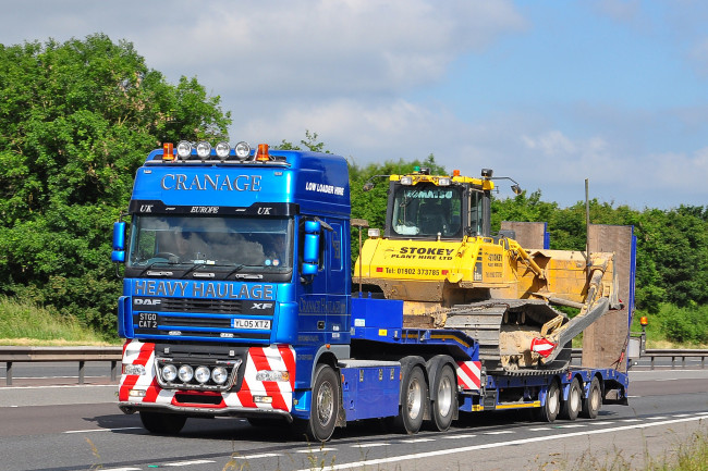 Обои картинки фото автомобили, daf , выставка, улица, тягач, седельный, грузовик, тяжелый