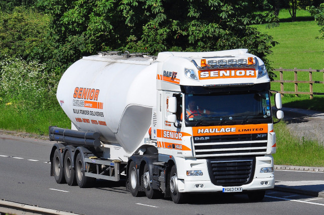 Обои картинки фото автомобили, daf , выставка, улица, тягач, тяжелый, седельный, грузовик