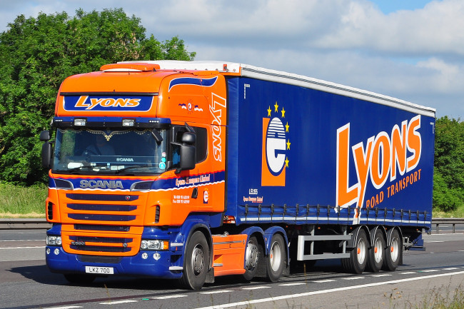 Обои картинки фото автомобили, scania , выставка, улица, грузовик, тяжелый, тягач, седельный