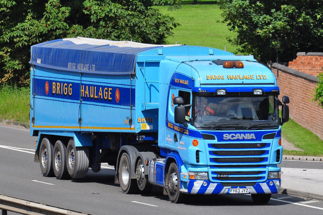 Обои картинки фото автомобили, scania , выставка, улица, тягач, седельный, грузовик, тяжелый