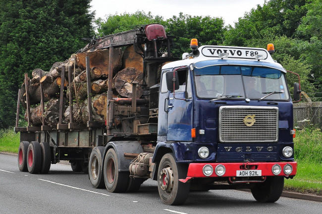 Обои картинки фото автомобили, volvo trucks , выставка, улица, тягач, седельный, грузовик, тяжелый