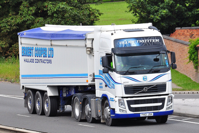 Обои картинки фото автомобили, volvo trucks , выставка, улица, тягач, седельный, грузовик, тяжелый