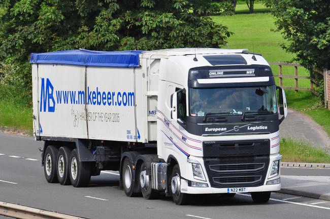 Обои картинки фото автомобили, volvo trucks , выставка, улица, тягач, грузовик, тяжелый, седельный