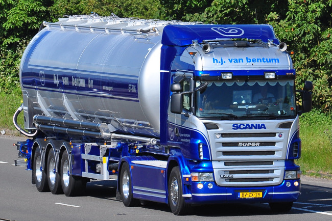 Обои картинки фото автомобили, scania , выставка, улица, седельный, грузовик, тяжелый, тягач