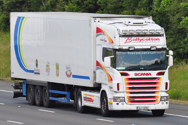 Обои картинки фото автомобили, scania , выставка, улица, тяжелый, грузовик, седельный, тягач