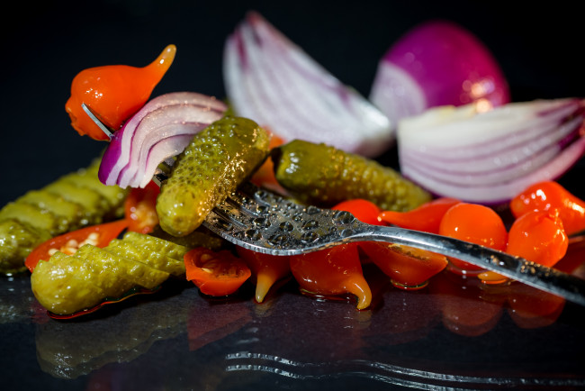 Обои картинки фото еда, овощи, лук, помидор, огурец, вилка, засол