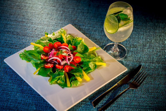 Обои картинки фото еда, салаты,  закуски, зелень, вино, салат, закуска