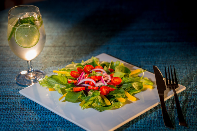 Обои картинки фото еда, салаты,  закуски, зелень, вино, салат, закуска