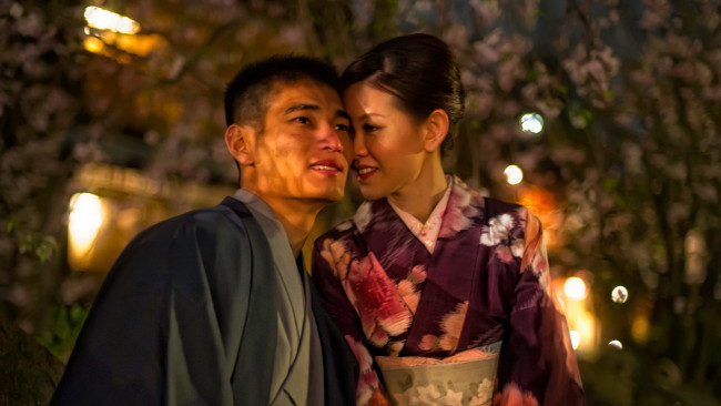 Обои картинки фото разное, мужчина женщина, нежность, ветки, огни, костюмы, азиаты, парк, пара