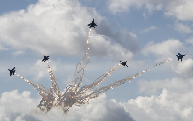 Обои картинки фото авиация, авиационный пейзаж, креатив, русские, витязи, истребители, стрижи, небо