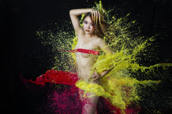 Картинка девушки -unsort+ креатив краска модель брызги азиатка чёрный фон