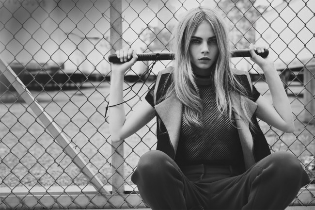 Обои картинки фото девушки, cara delevingne, черно-белая, брюки, жакет, дубинка, модель, сетка, забор