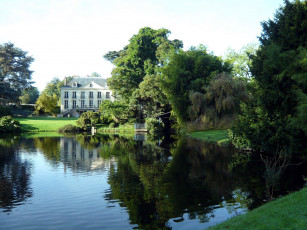 Картинка города -+здания +дома пруд особняк отражение деревья