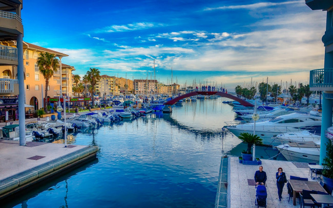 Обои картинки фото корабли, порты ,  причалы, франция, фрежюс, лодка, мост, яхта, утро, прованс-альпы-лазурный, берег, рассвет, канал, дома