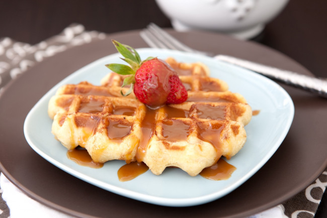 Обои картинки фото еда, мороженое,  десерты, клубника, десерт, вафли, капамель