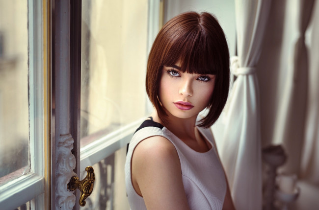 Обои картинки фото девушки, marie grippon, окно, шатенка, модель