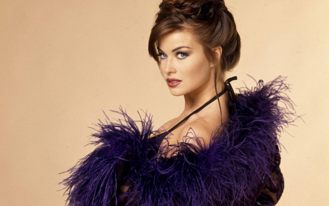 Обои картинки фото девушки, carmen electra, лицо, боа, шатенка