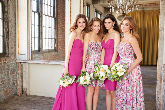 Обои картинки фото девушки, -unsort , группа девушек, букеты, цветы, фотосессия, модели