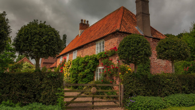 Обои картинки фото города, - здания,  дома, жилой, дом, ворота, плющ, цветы, тучи
