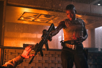 Картинка copshop+ +2021+ кино+фильмы copshop кадры хороший плохой коп боевик триллер криминал alexis louder valerie young фильм