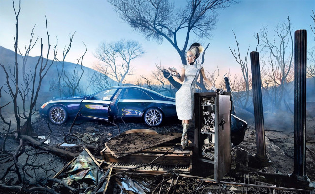 Обои картинки фото юмор и приколы, девушка, развалины, машина, сейф, украшения