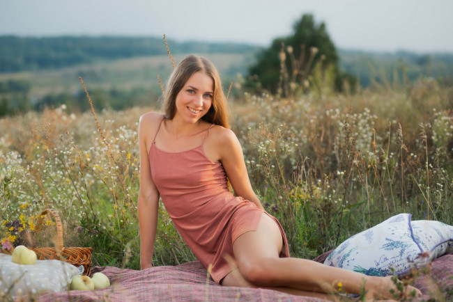 Обои картинки фото девушки, - рыжеволосые и разноцветные, лук, корзинка, пикник