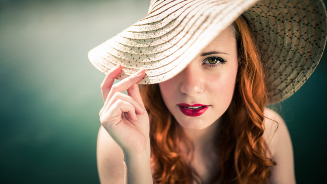 Обои картинки фото девушки, - лица,  портреты, рыжие, волосы, шляпа