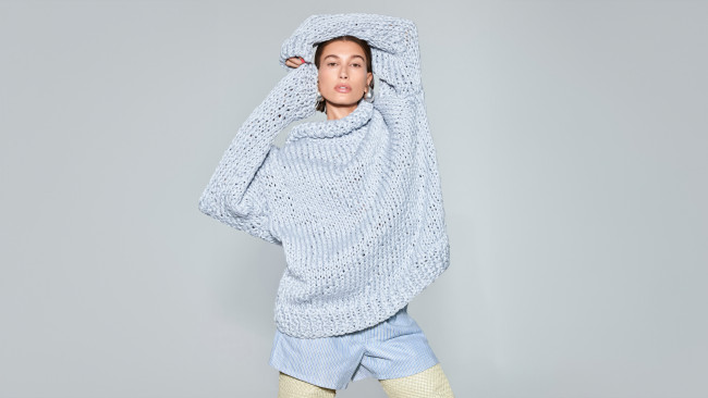 Обои картинки фото hailey baldwin vogue 2023, девушки, - брюнетки,  шатенки, хейли, болдуин, модель, роуд, бибер, vogue, журнал, знаменитости, свитер