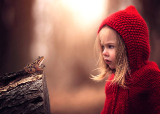 Картинка разное дети девочка капюшон бревно лягушка