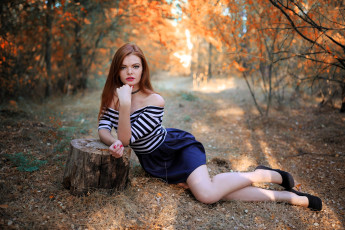 Картинка девушки -+рыжеволосые+и+разноцветные рыжая топ юбка туфли пень осень лес деревья