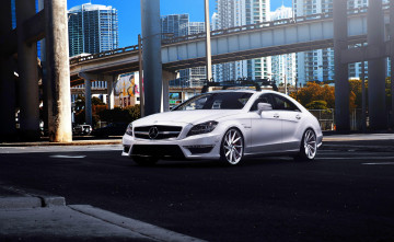 обоя автомобили, mercedes-benz, белый, город, здания, дома, виадук, деревья, осень