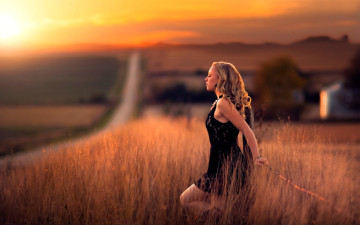 Картинка девушки -+блондинки +светловолосые блондинка платье трава дорога закат