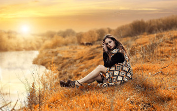 Картинка девушки -+брюнетки +шатенки шатенка свитер безрукавка луг осень река лес закат