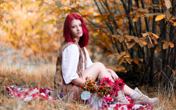 Картинка девушки -+рыжеволосые+и+разноцветные красные волосы жилет блузка ботинки лейка букет кусты осень