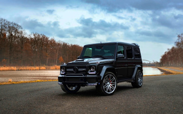 обоя mercedes-benz g-класс, автомобили, mercedes-benz, черный, площадка, пруд, лес, осень
